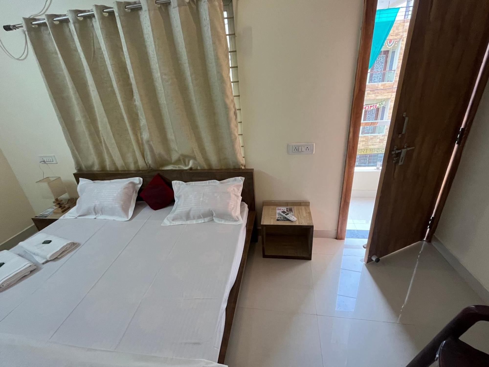 Hotel Shivashray Luxury Stays & Inn Ujjain Ngoại thất bức ảnh